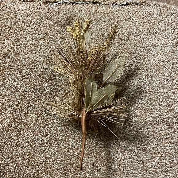 Golden Floral Pick - Picture 3 of 3